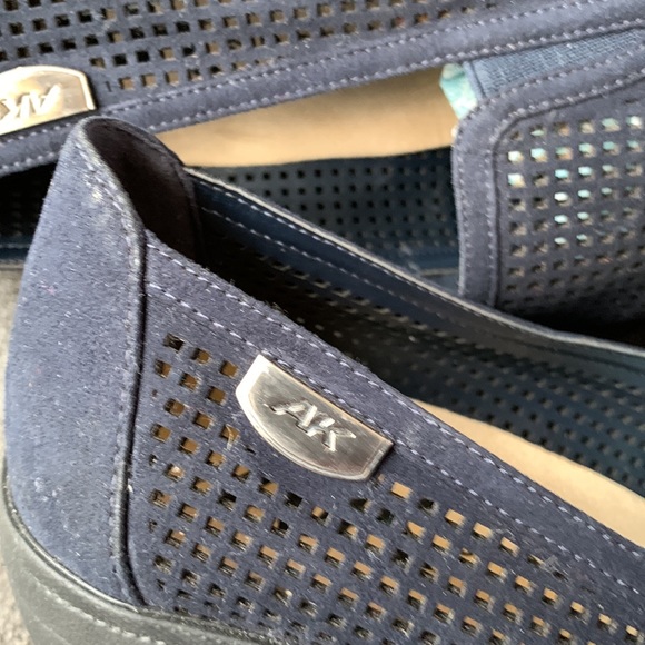 Anne Klein - perforated navy blue wedges size 10 1/2 - Picture 5 of 5